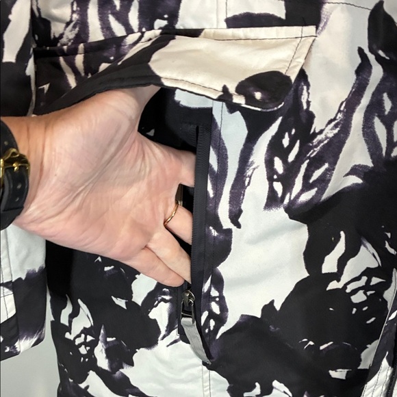 Elegant Black and White Floral Winter Jacket - Picture 5 of 15